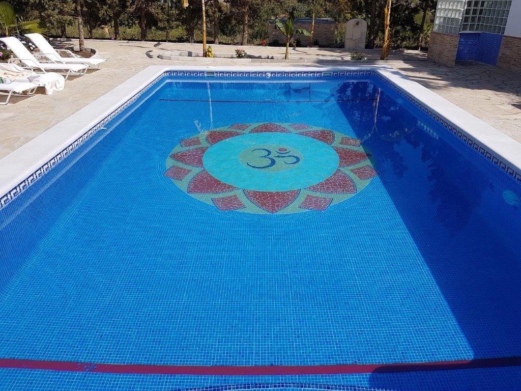Pool der Finca El Morisco mit Om-Mosaik