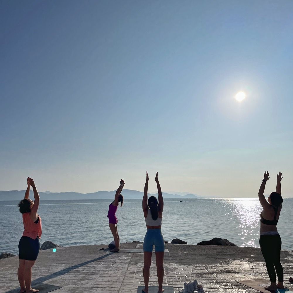 Yoga in der Gruppe am Strand in Griechenland