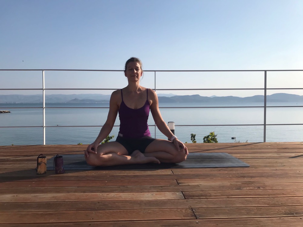Meditation auf der Terrasse mit Meerblick in Griechenland